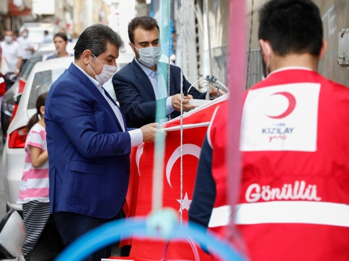 Esenler T&uuml;rk bayraklarıyla donatıldı