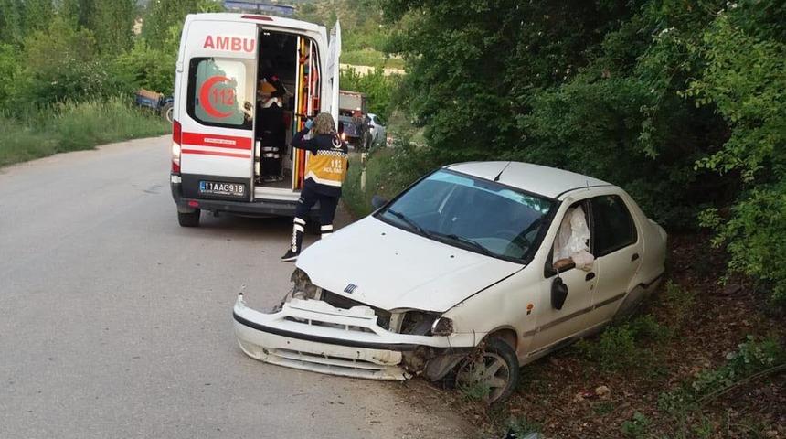 15 dakika arayla iki kez şarampole devrilen otomobil s&uuml;r&uuml;c&uuml;s&uuml; hayatını kaybetti