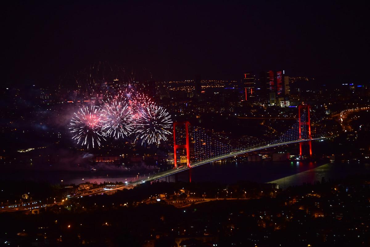 İstanbul Boğazı'nda havai fişekli 19 Mayıs kutlaması