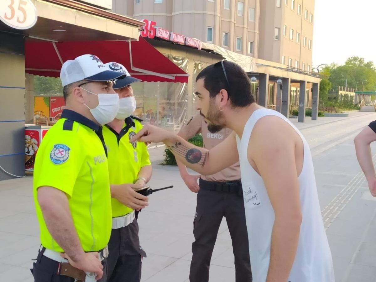 Koronavir&uuml;s kısıtlamasını delen alkoll&uuml; gen&ccedil; polis ekiplerinin sabrını sınadı! Pişkinliğin b&ouml;ylesi