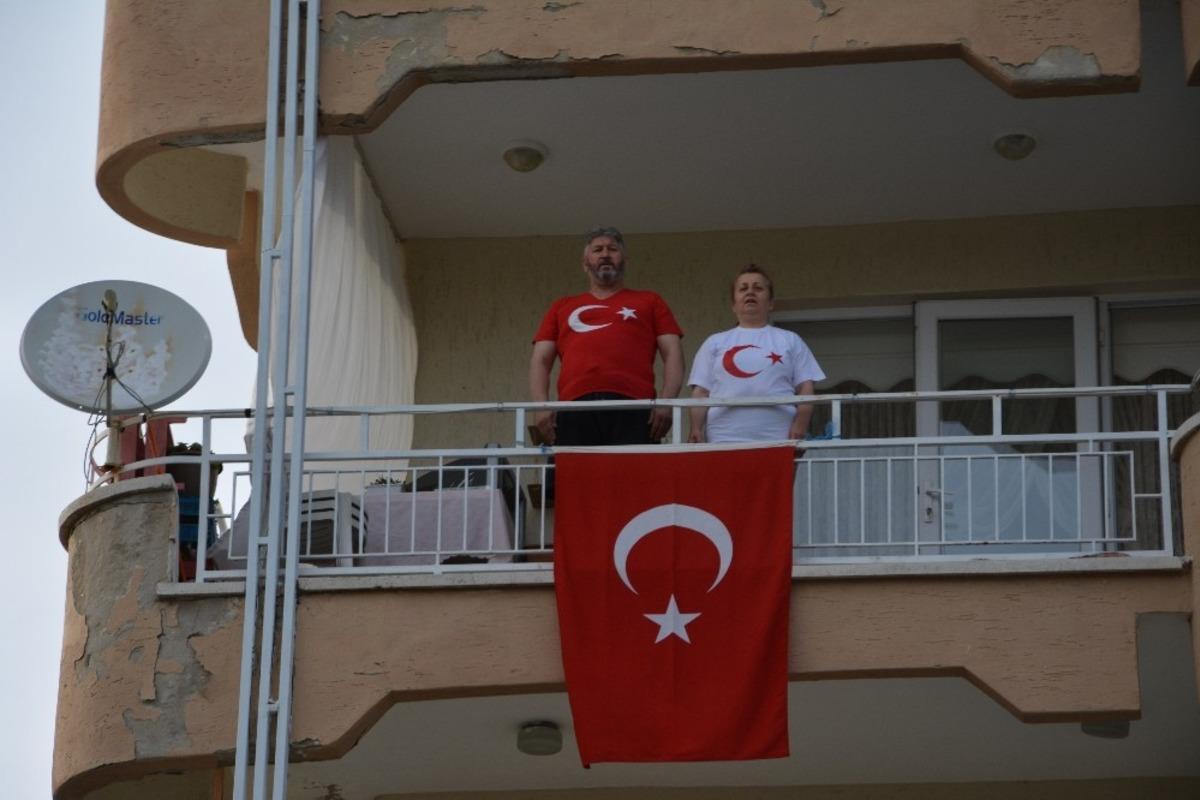 Demirci&rsquo;de vatandaşlar ay yıldızlı bayraklarıyla İstiklal Marşını okudu