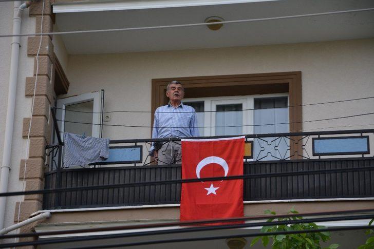 Demirci’de vatandaşlar ay yıldızlı bayraklarıyla İstiklal Marşını okudu G2