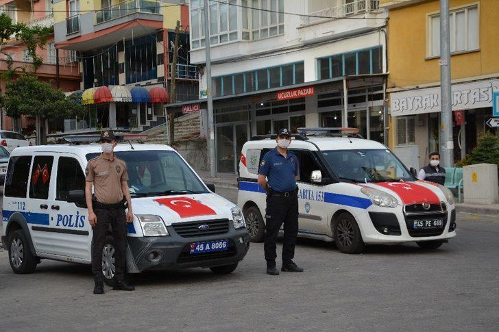 Demirci’de vatandaşlar ay yıldızlı bayraklarıyla İstiklal Marşını okudu G3