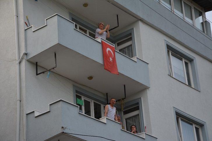 Demirci’de vatandaşlar ay yıldızlı bayraklarıyla İstiklal Marşını okudu G5