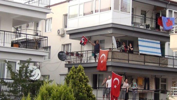 Ayvalık’ta 19 Mayıs coşkusu balkonlara taştı G1