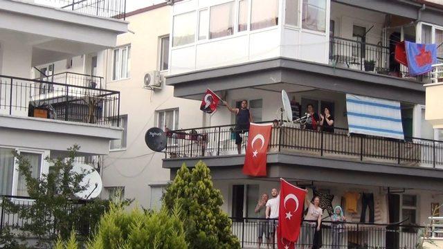 Ayvalık’ta 19 Mayıs coşkusu balkonlara taştı