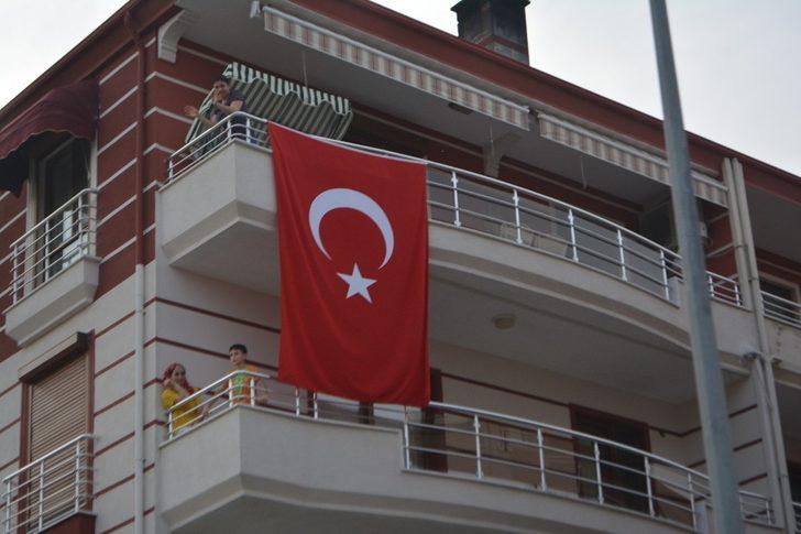 Ayvalık’ta 19 Mayıs coşkusu balkonlara taştı G4