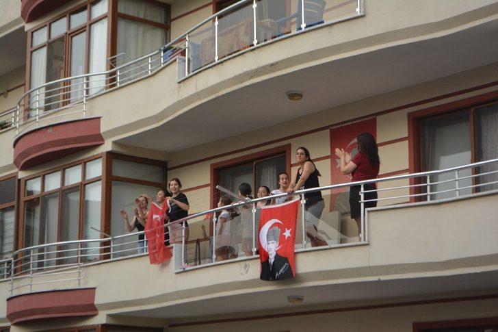 Ayvalık’ta 19 Mayıs coşkusu balkonlara taştı G5