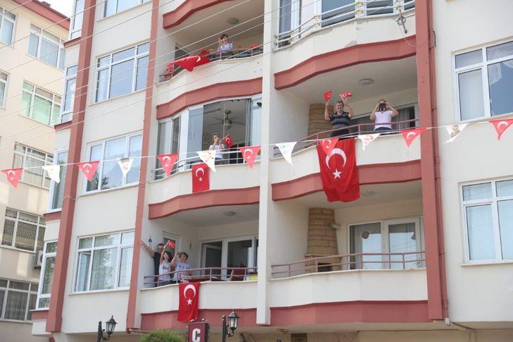 İzmit’te 19 Mayıs coşkusu balkonlara taştı G2