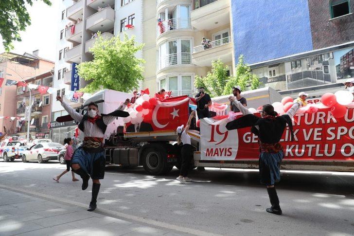 İzmit’te 19 Mayıs coşkusu balkonlara taştı G3