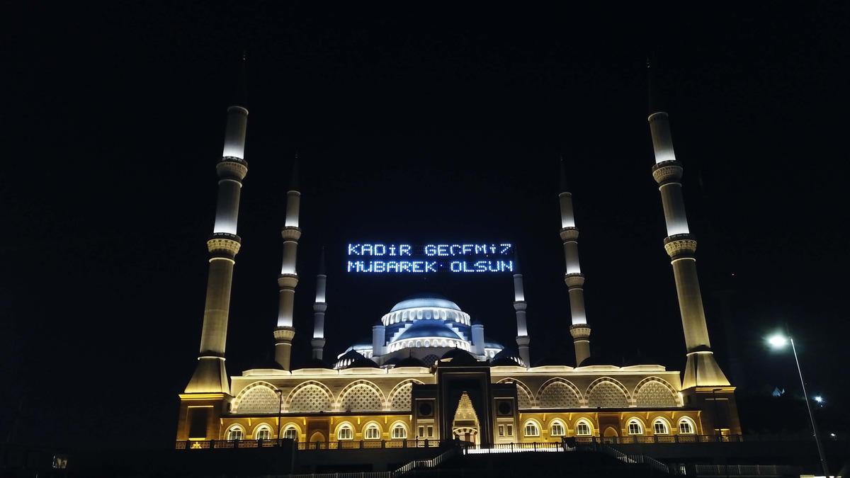 &Ccedil;amlıca Camii Kadir Gecesi'nde havadan g&ouml;r&uuml;nt&uuml;lendi