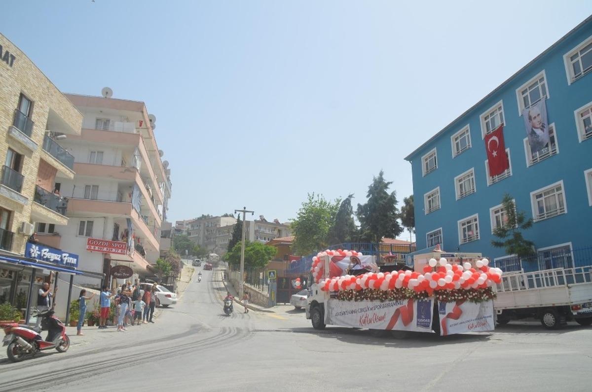 Kuşadası sokaklarında 19 Mayıs coşkusu