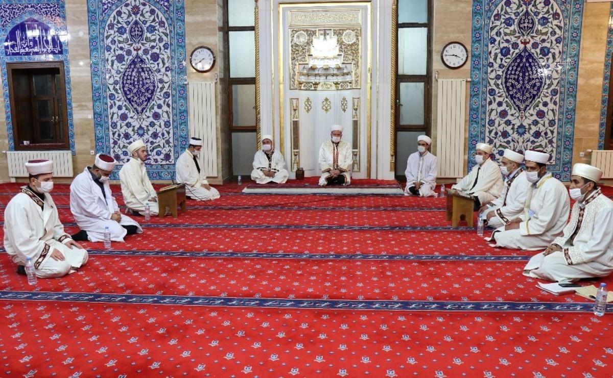 Ahlat&rsquo;ta okutulan 2 bin 814 hatim Kadir Gecesi bağışlandı