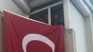 Orhan Gencebay, 19 Mayıs'ta pencereden İstiklal Marşı okudu
