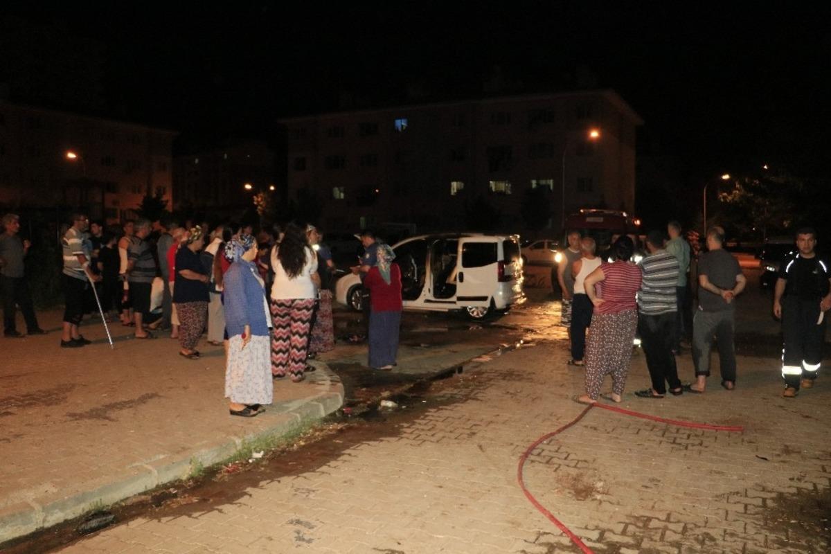 Mahalleli yanan aracı yan yana izledi