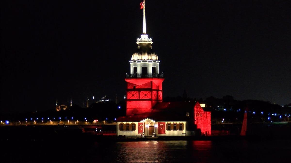 Kız Kulesi ve Selimiye Kışlası 19 Mayıs nedeniyle kırmızı beyaz