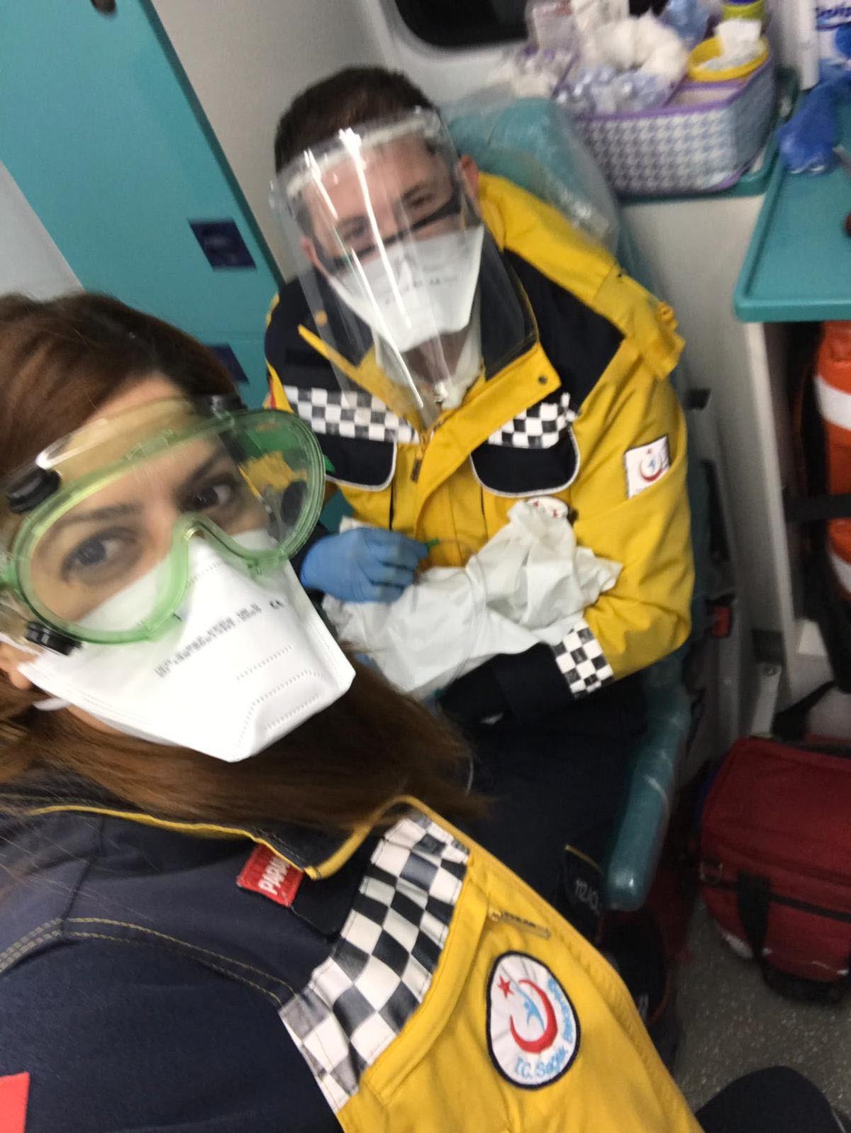 Hastaneye g&ouml;t&uuml;r&uuml;l&uuml;rken ambulansta doğum yaptı