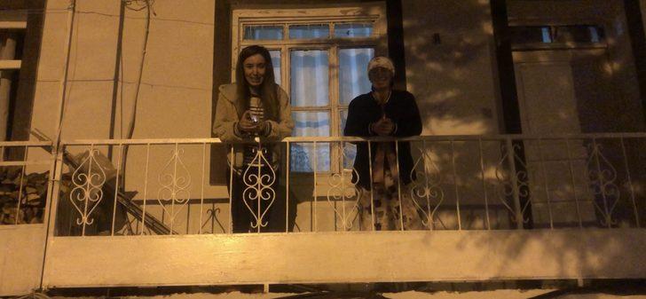 Artvin'de sokaklarda dolaşan boz ayı ilçenin maskotu oldu G2