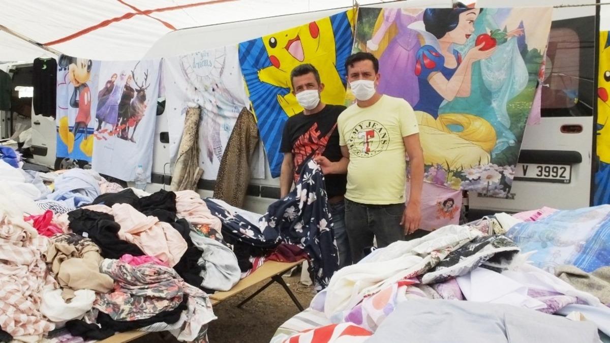 Burhaniye&rsquo;de giyim pazarları a&ccedil;ıldı, esnafın y&uuml;z&uuml; g&uuml;ld&uuml;