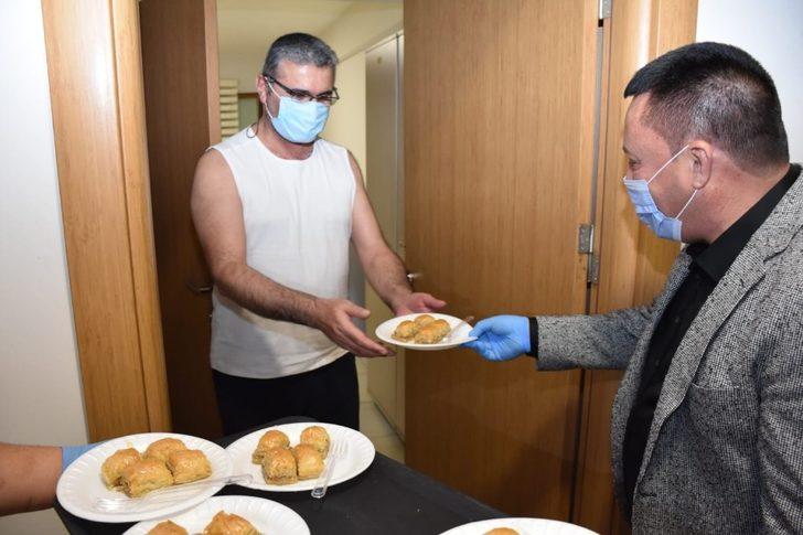 Karantinada kalan vatandaşlara Kadir Gecesinde tatlı ikramı G1