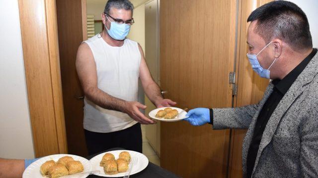 Karantinada kalan vatandaşlara Kadir Gecesinde tatlı ikramı