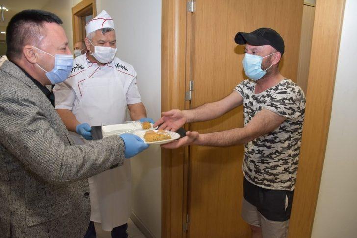 Karantinada kalan vatandaşlara Kadir Gecesinde tatlı ikramı G2