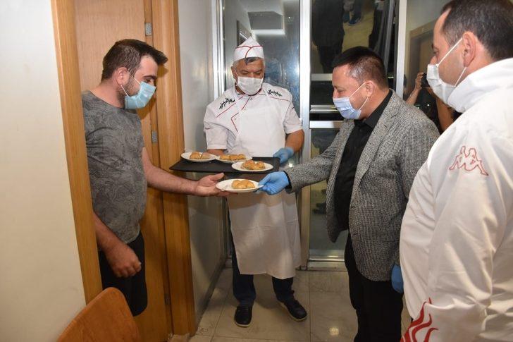 Karantinada kalan vatandaşlara Kadir Gecesinde tatlı ikramı G3