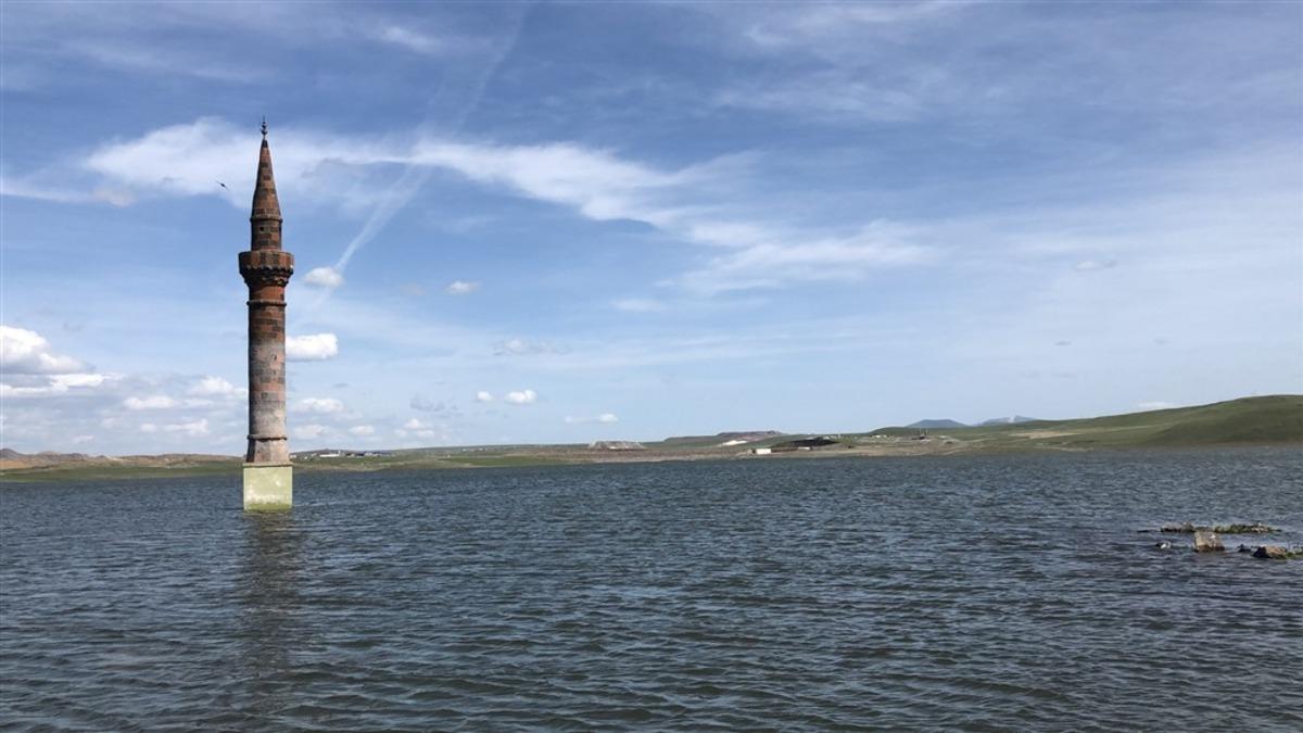 Baraj suları altında kaldı! K&ouml;yden geriye sadece minare kaldı