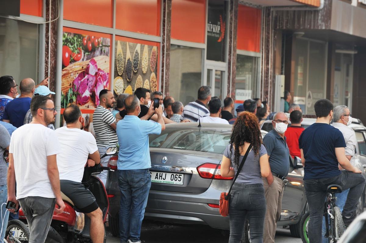 Maske ve sosyal mesafeyi unutup, yangını film gibi izlediler