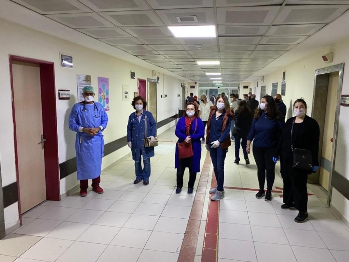 Mahalle muhtarı sağlık &ccedil;alışanlarını unutmadı