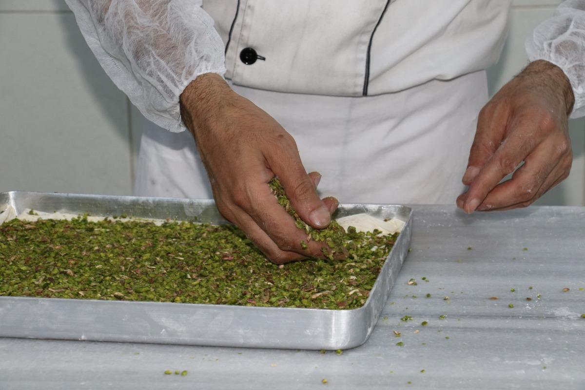 G&uuml;lla&ccedil; ve s&uuml;tl&uuml; Nuriye&rsquo;den esinlendi soğuk baklava &uuml;retti! Siparişlere yetişemiyor