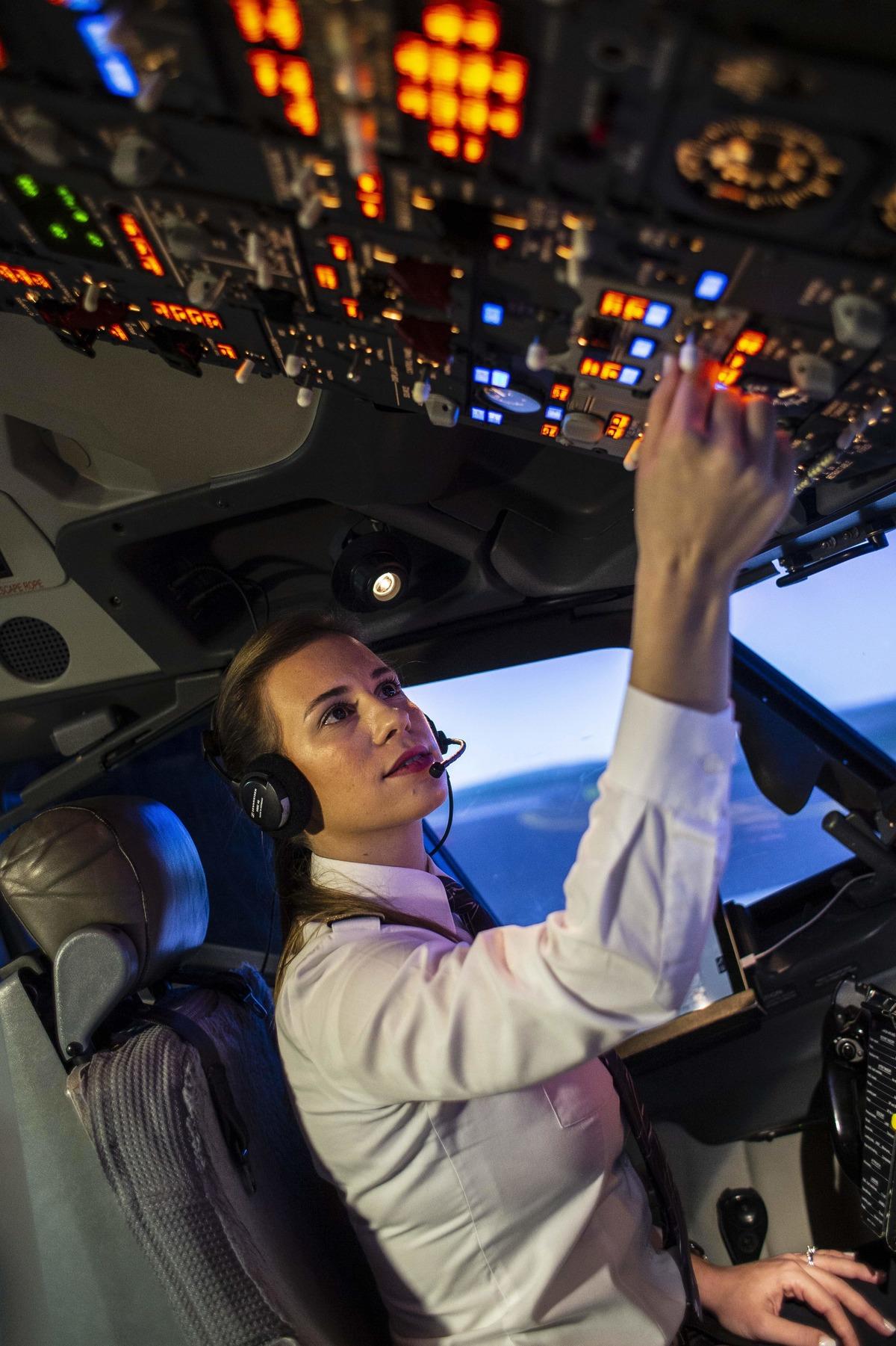 THY'nin tarihi u&ccedil;uşunda en gen&ccedil; kaptan pilotu Selin Sevimli g&ouml;rev aldı