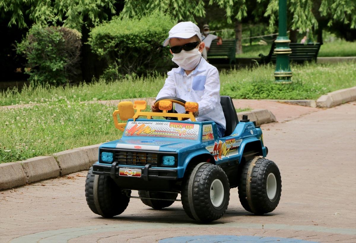 Bursa ve &ccedil;evre illerde "Evde kal" &ccedil;ağrısına kısmen uyuluyor