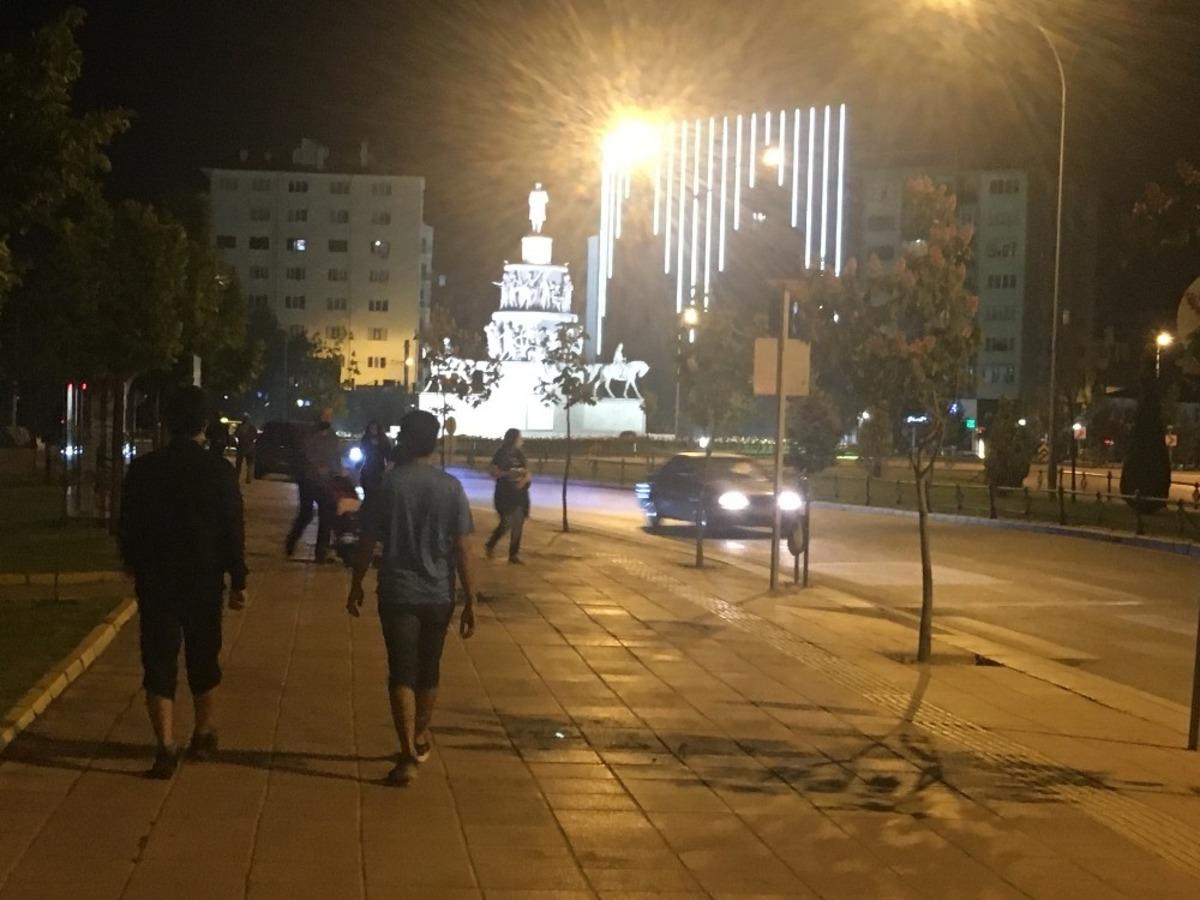 Kısıtlama kalkar kalkmaz sokaklarda haraketlilik başladı