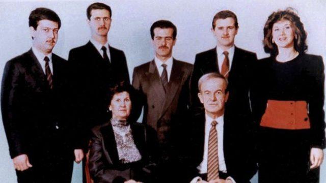 Suriye Devlet Başkanı olduğu 1985 yılında Hafız Esad, eşi Enise Makluf ve çocuklarıyla