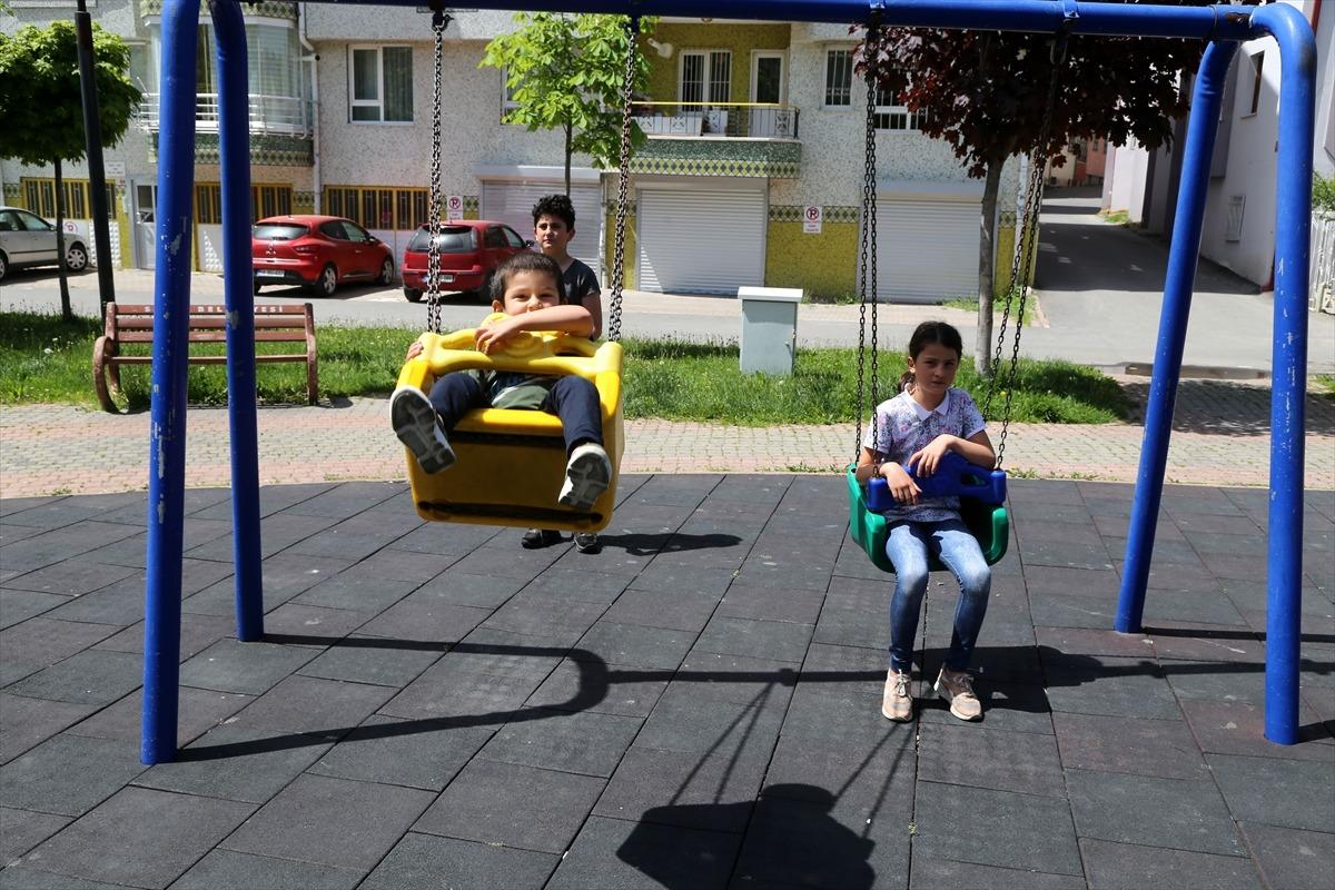 14 yaş ve altı &ccedil;ocuklar bir hafta aradan sonra yeniden sokağa &ccedil;ıktı