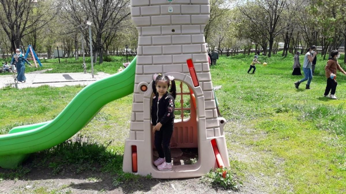 Kars&rsquo;ta parklar &ccedil;ocuklarla şenlendi