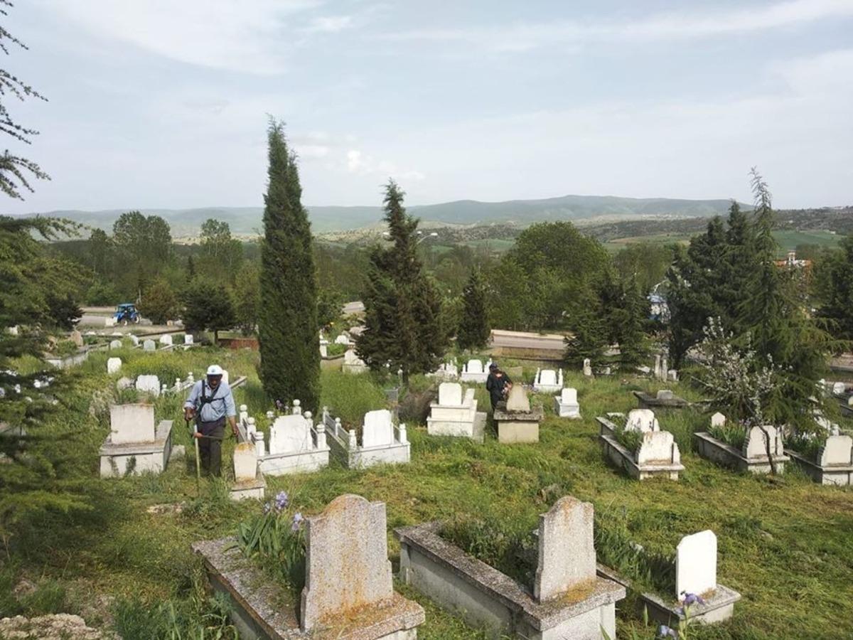 Taşk&ouml;pr&uuml;&rsquo;de mezarlıklara bayram temizliği yapıldı