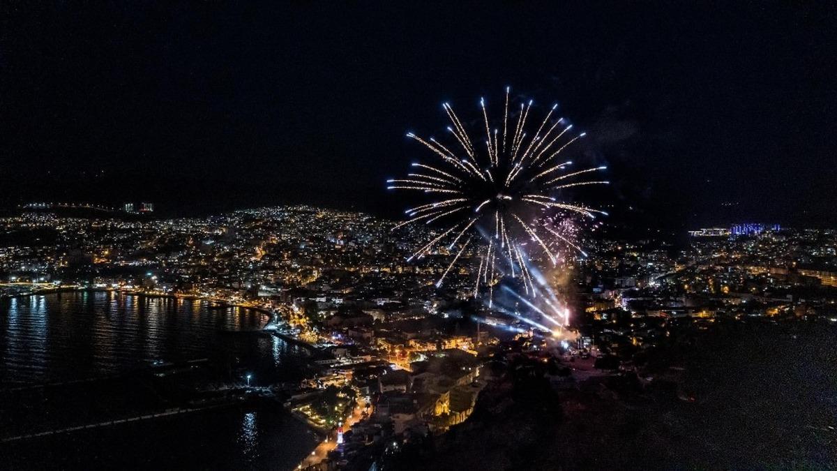 Kuşadası&rsquo;nda belediyenin 19 Mayıs etkinlikleri, g&ouml;ky&uuml;z&uuml;n&uuml; aydınlattı