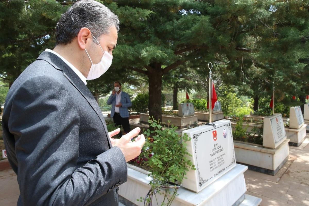 Bayram &ouml;ncesi mezarlık temizliği