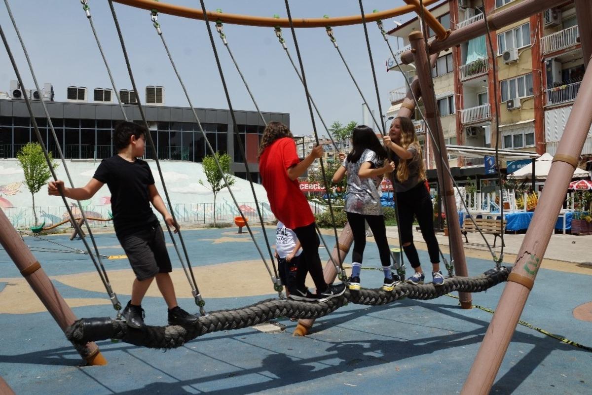 Aydın&rsquo;da &ccedil;ocuklar sıcak havaya rağmen dışarı &ccedil;ıktı