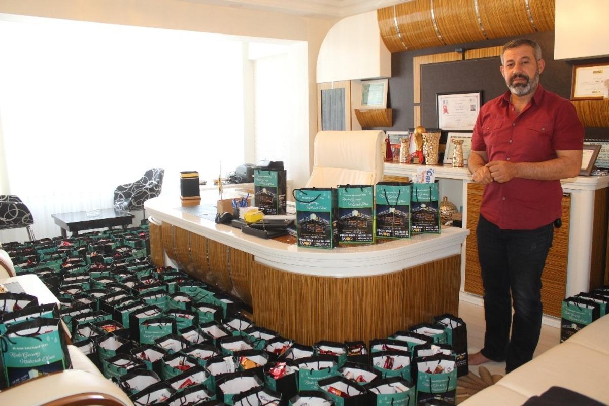 Diyarbakırlı kuyumcudan vatandaşlara anlamlı hediye