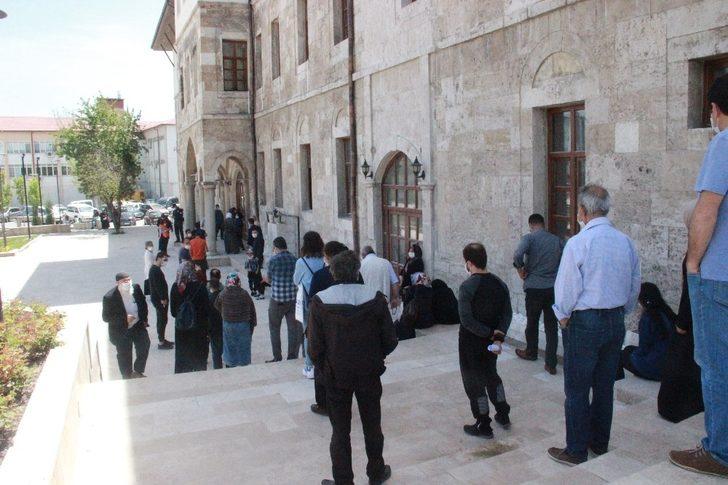 Valilik önünde bayram kuyruğu G1