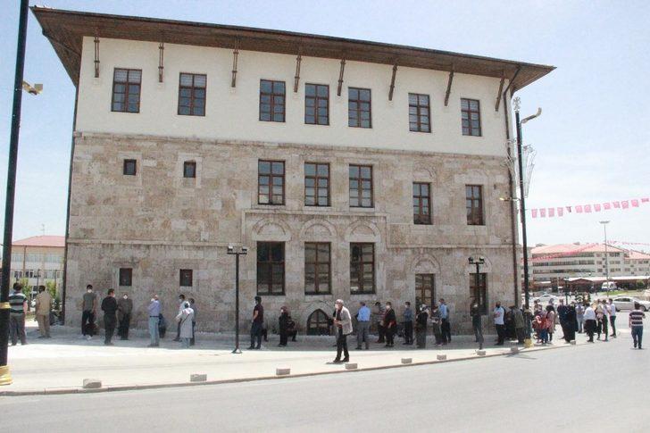 Valilik önünde bayram kuyruğu G2