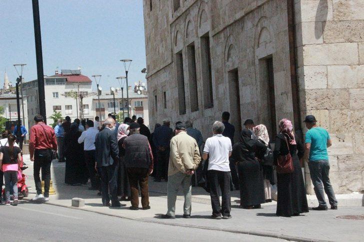 Valilik önünde bayram kuyruğu G3