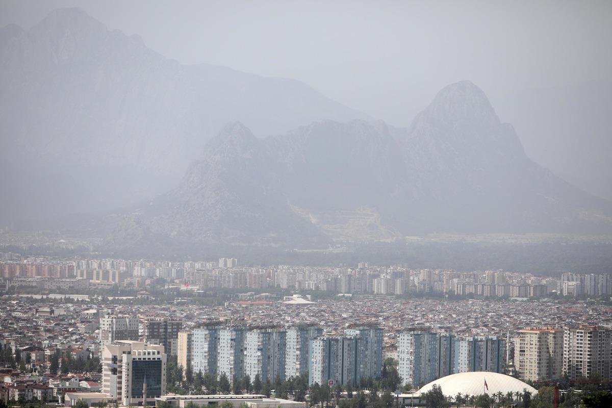 G&ouml;ky&uuml;z&uuml;ndeki toz, yağmurla birlikte &ccedil;amura d&ouml;nebilir