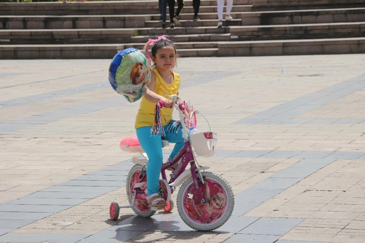 &Ccedil;ocuklar sıcak havanın tadını &ccedil;ıkardı