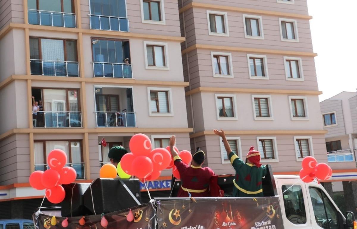 Sokağa &ccedil;ıkma kısıtlaması g&uuml;nlerinde K&ouml;rfezlileri Hacivat ve Karag&ouml;z eğlendirdi