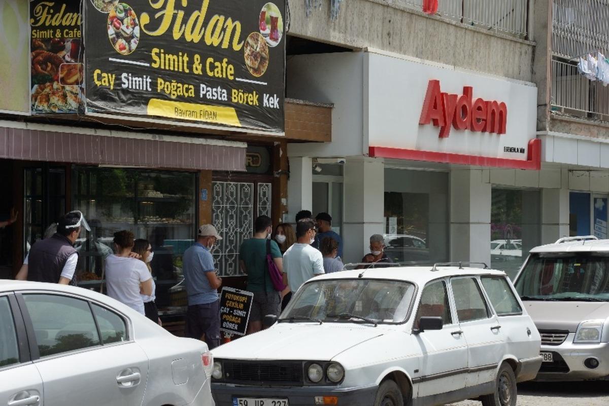 Elektrik faturası &ouml;demelerinde sosyal mesafesiz kuyruk