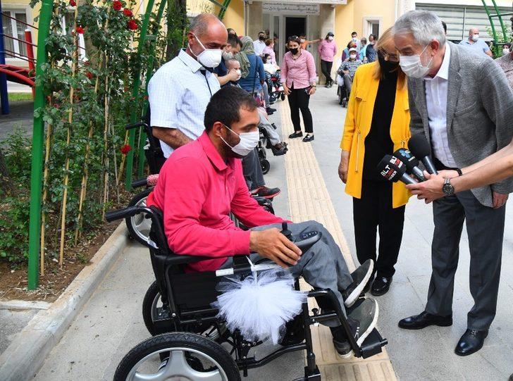 Isparta Belediyesi 13 engelliye akülü araç hediye etti G3